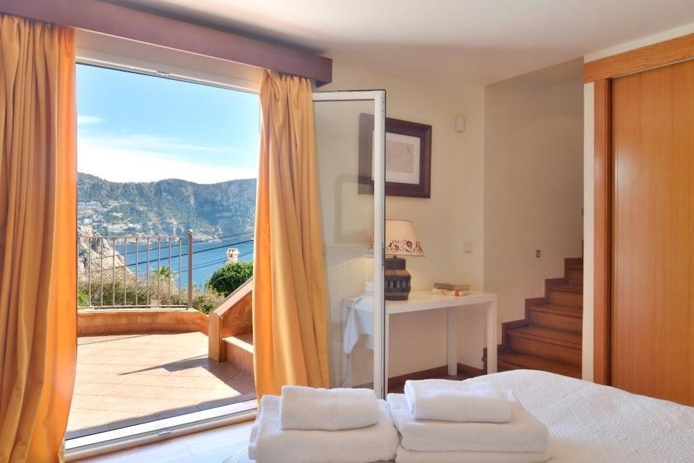 With Incredible Sea Views And Pool